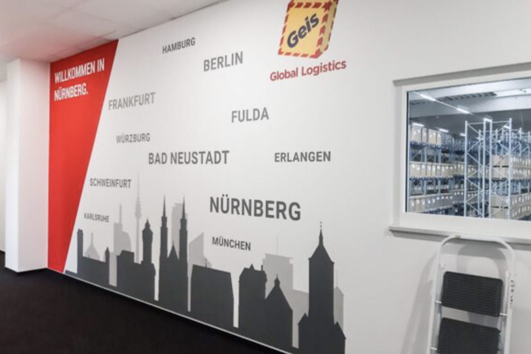 Wandbeklebung – Markenwand mit Branding